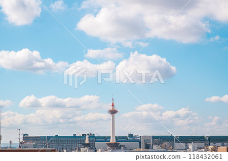 京都車站大樓和京都塔的景觀 118432061