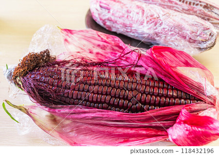 充滿活力的紅紫色玉米 118432196
