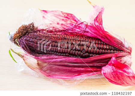 充滿活力的紅紫色玉米 充滿活力的紅紫色玉米 118432197
