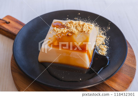 白芝麻豆腐配黃豆和紅糖糖漿 118432301