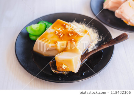 白芝麻豆腐配黃豆和紅糖糖漿 118432306