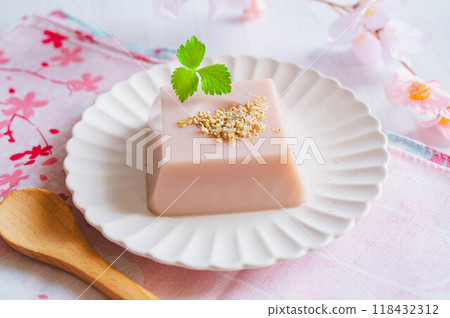 Sakura-flavored sesame tofu 118432312