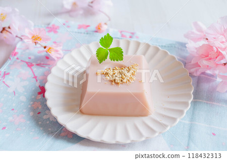 Sakura-flavored sesame tofu 118432313