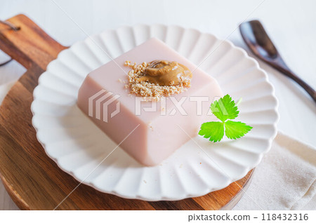 櫻桃口味芝麻豆腐配芝麻醬 118432316