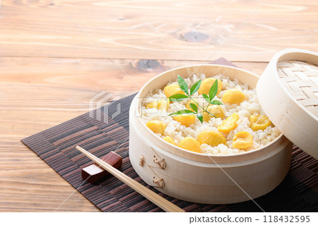 Autumn taste: Chestnut rice in a bento box 118432595