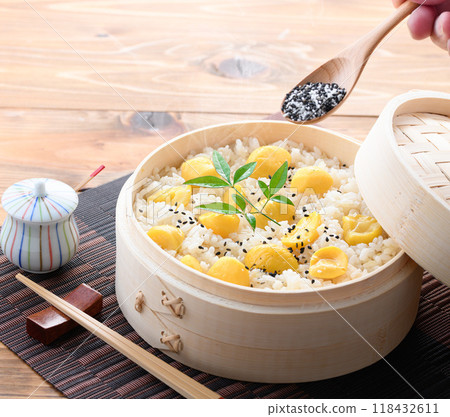 Autumn taste: Chestnut rice in a bento box 118432611