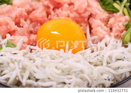 Seafood bowl, whitebait, seared tuna, green onion, egg 118432731