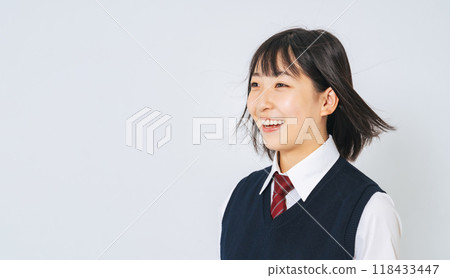 穿著校服頭髮隨風飄揚的女學生 118433447