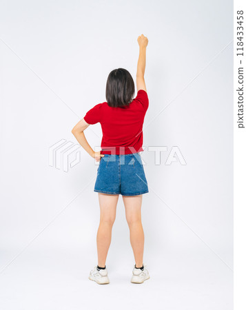 一個女孩做拳頭泵的全身照片 一個女孩做拳頭泵的全身照片 118433458