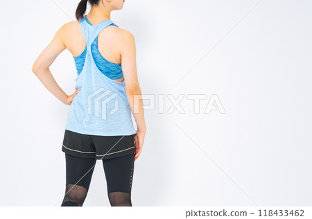 一個穿著運動服的女人的背影 118433462