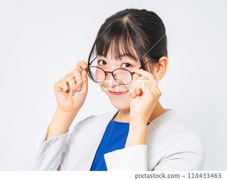 戴著眼鏡的女人的畫像 118433463