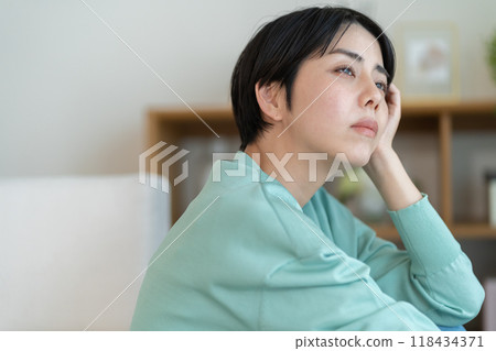 一個感到沮喪的女人 一個感到沮喪的女人 一個感到沮喪的女人 一個感到沮喪的女人 118434371