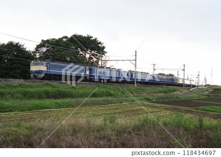 A special passenger train running on the Takasaki Line at dusk 118434697