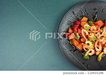 Salad with prawns and fruit. 118435296