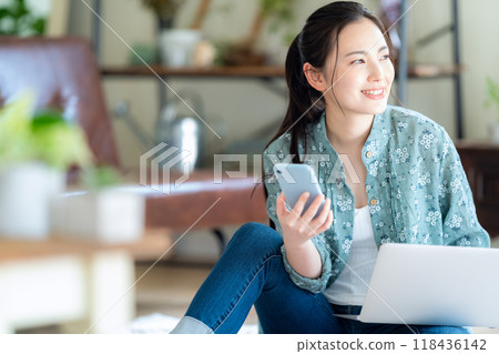 年輕女子在客廳放鬆 118436142