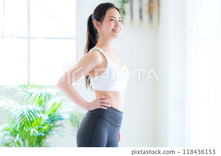 Young woman on a diet in the living room 118436153
