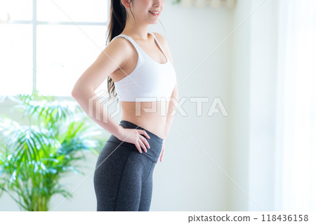 在客廳節食的年輕女子 118436158