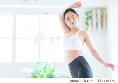 在客廳節食的年輕女子 118436170