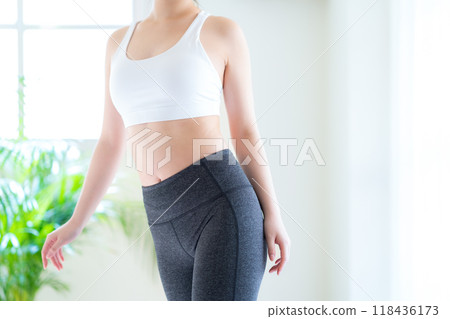在客廳節食的年輕女子 118436173