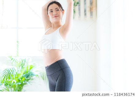在客廳節食的年輕女子 118436174