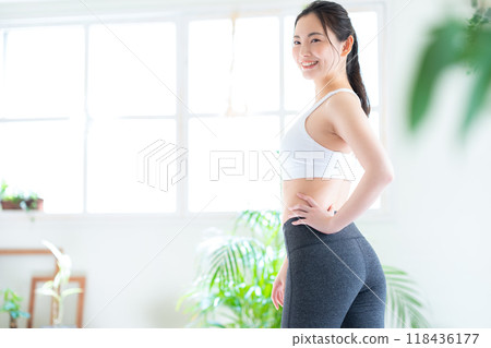 在客廳節食的年輕女子 118436177