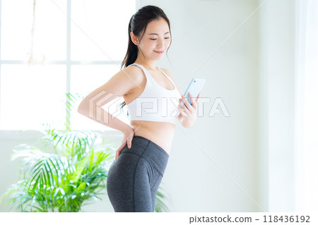 在客廳節食的年輕女子 118436192