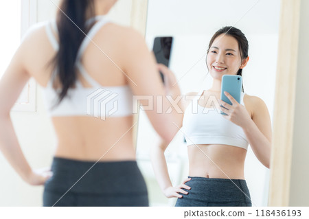 在客廳節食的年輕女子 118436193