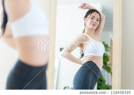Young woman on a diet in the living room 118436195