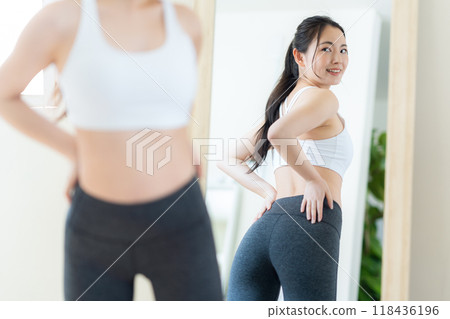 在客廳節食的年輕女子 118436196