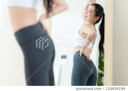 Young woman on a diet in the living room 118436199
