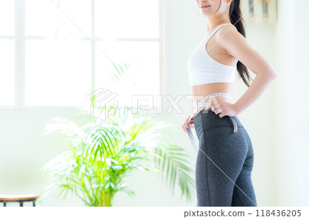 在客廳節食的年輕女子 在客廳節食的年輕女子 118436205