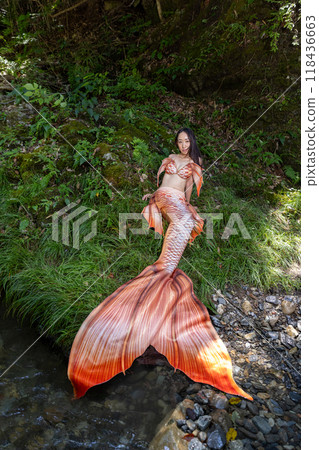 坐在河邊的黑髮女美人魚 118436663