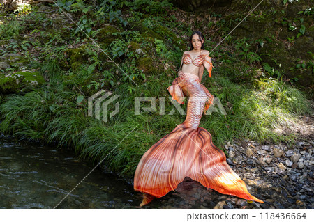 坐在河邊的黑髮女美人魚 118436664