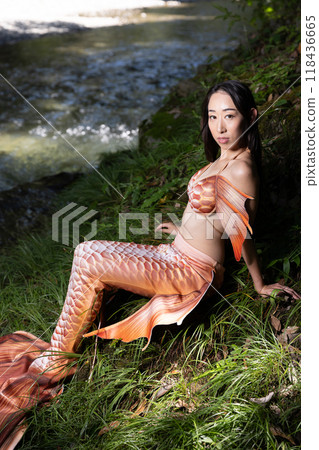 坐在河邊的黑髮女美人魚 118436665