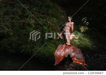 坐在河邊的黑髮女美人魚 118436667