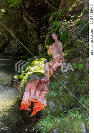 坐在河邊的黑髮女美人魚 118436669