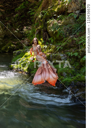 坐在河邊的黑髮女美人魚 118436670