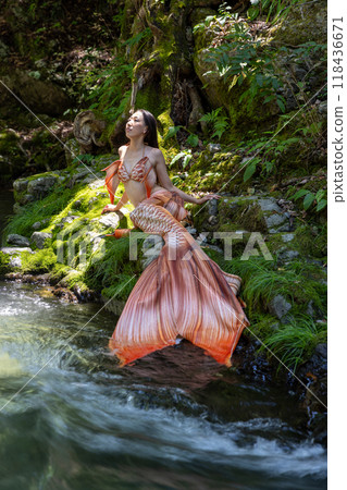 坐在河邊的黑髮女美人魚 118436671