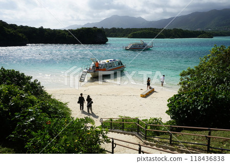 Kabira Bay and glass boats seen from the shade of the trees at Kabira Park, July 26, Ishigaki Island, Kabira Bay and glass boats, Yaeyama Islands, Okinawa 118436838