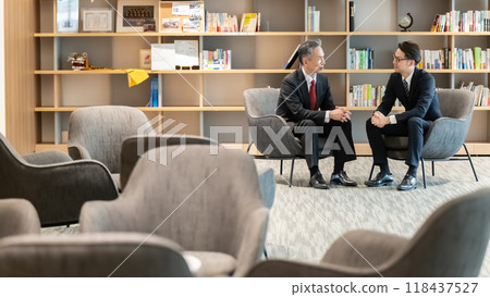 Businessmen making business talks Businessmen making business talks 118437527