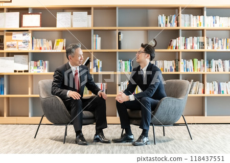 Businessmen making business talks 118437551