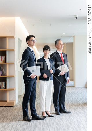 Business men and women portrait Business men and women portrait 118437613