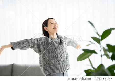 A woman growing in the living room A woman growing in the living room 118438287