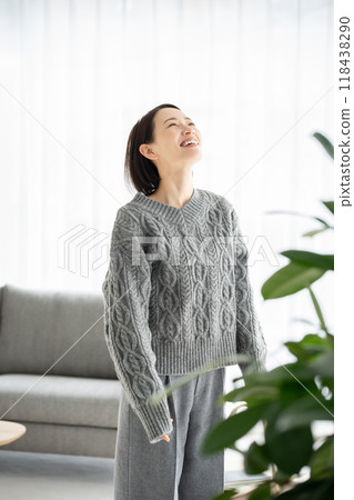 A woman growing in the living room A woman growing in the living room 118438290