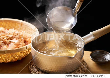 大石湯在鍋中加熱 118439410