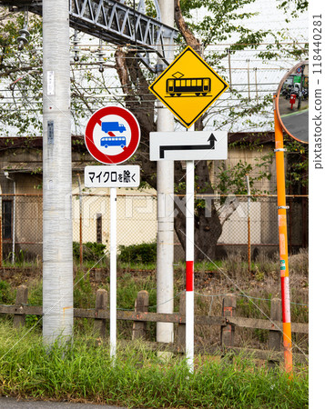 指示有鐵路道口，大型車輛不能通過的道路標誌。 118440281