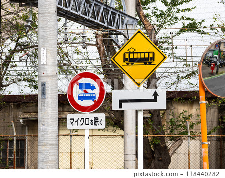 指示有鐵路道口,大型車輛不能通過的道路標誌。 指示有鐵路道口,大型車輛不能通過的道路標誌。 118440282