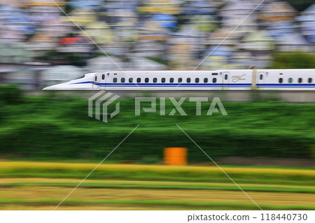 有三角形屋頂和新幹線的色彩繽紛的房子 118440730