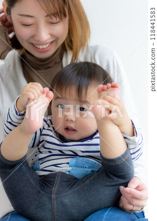 1 year old boy playing with his mother 118441583
