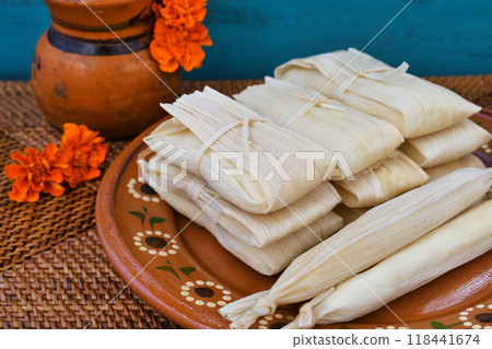 受亡靈節啟發的墨西哥美食玉米粉蒸肉和阿托勒 118441674